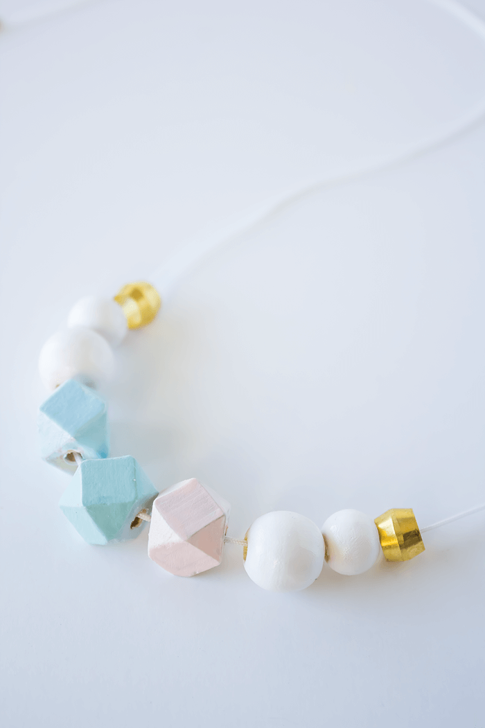 Make this unique and oh-so-pretty wooden bead necklace using nail polish and copper embellishments. A chic and minimal necklace with a subtle style statement. 