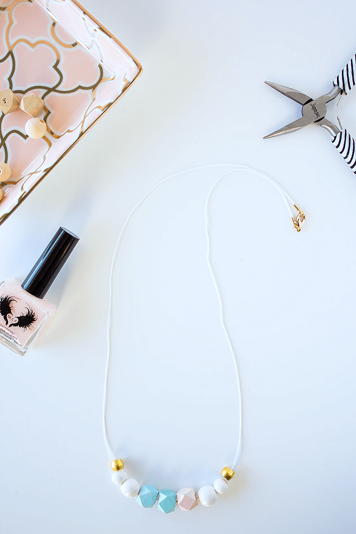 Make this unique and oh-so-pretty wooden bead necklace using nail polish and copper embellishments. A chic and minimal necklace with a subtle style statement. 